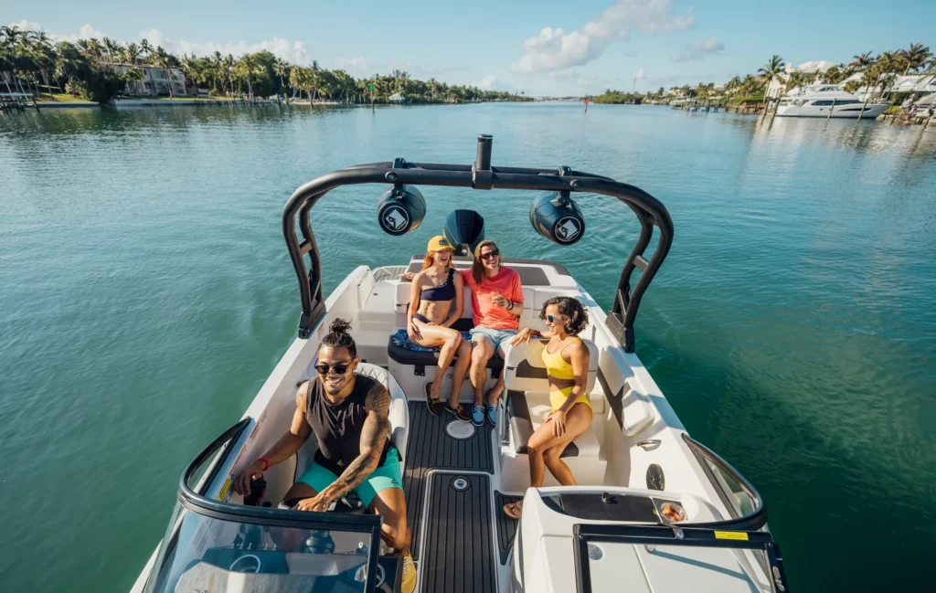⚓️ Bayliner Boats: A Legacy of Affordable Boating & Brunswick Partnership 🛥️ ⚓️ Bayliner Boats: A Legacy of Affordable Boating & Brunswick Partnership 🛥️